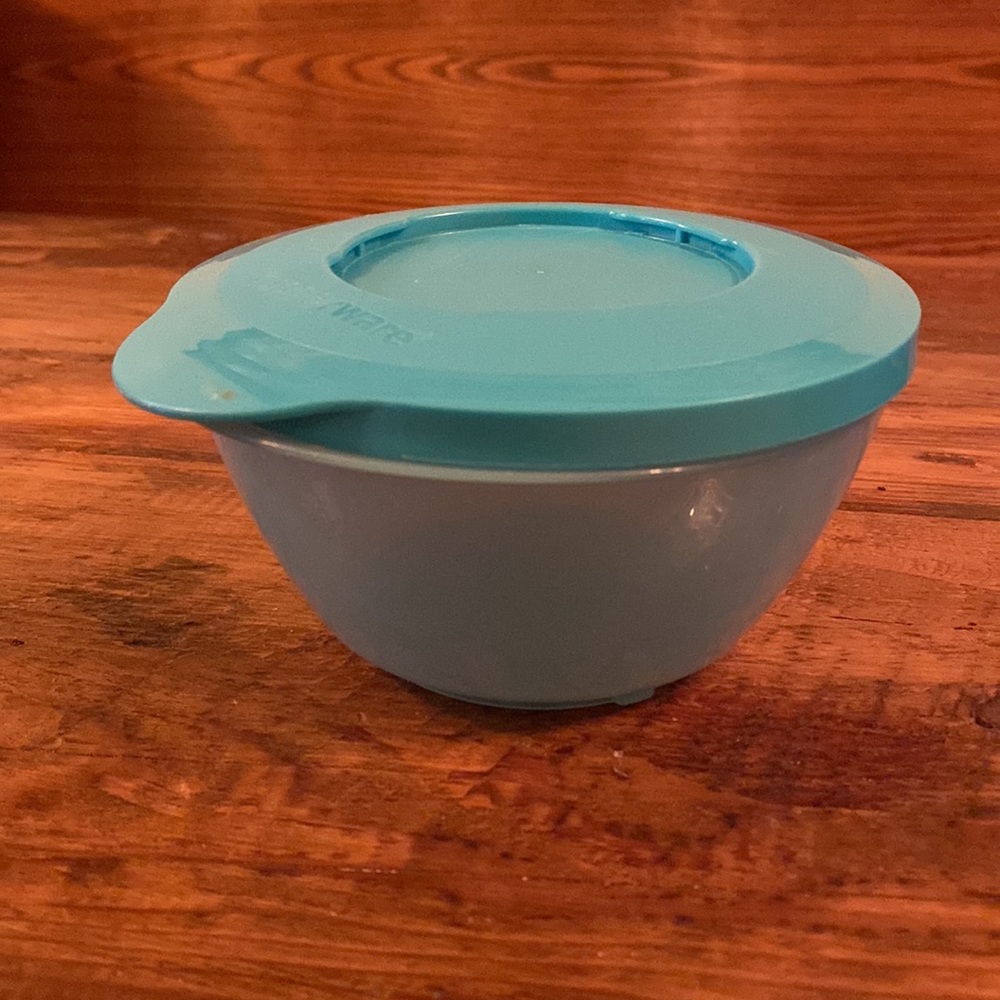 Tupperware container - Picture 2 of 2